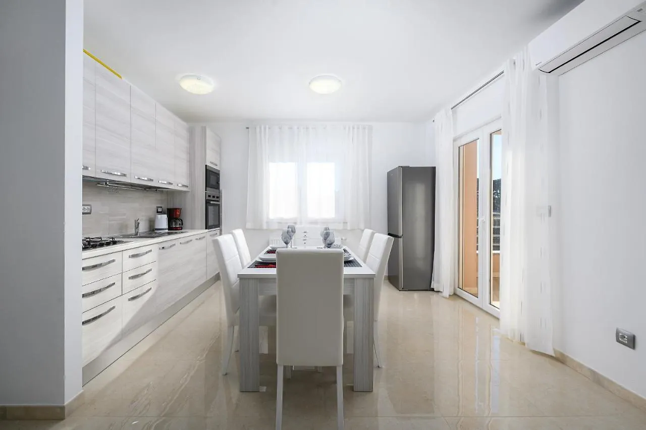 Stancija Amorozo 5 Porec Apartment