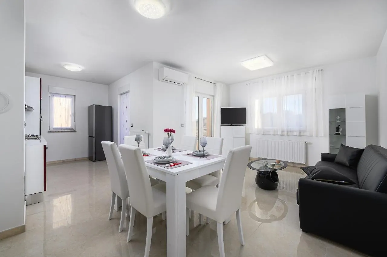 Stancija Amorozo 5 Porec Apartment