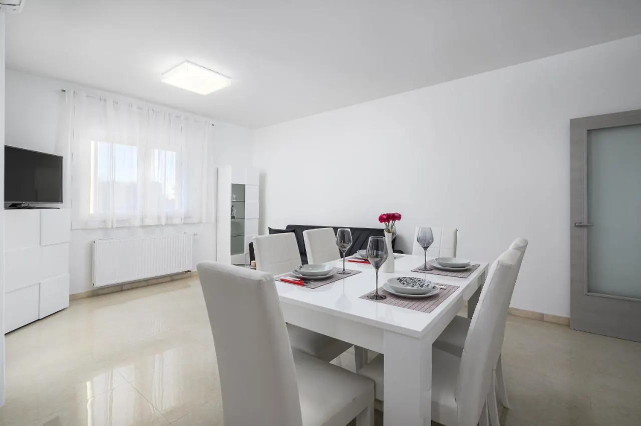 Stancija Amorozo 5 Porec